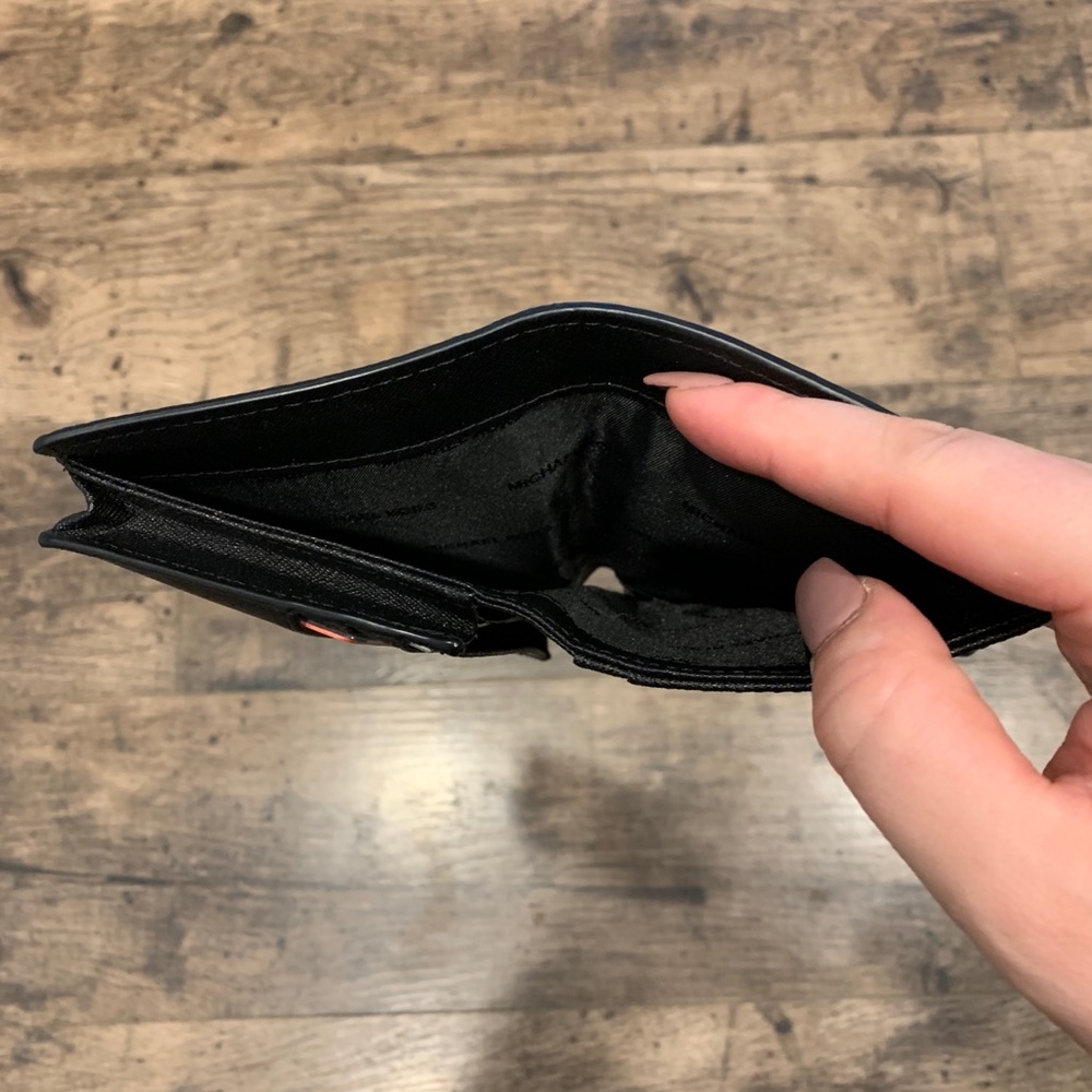 Michael Kors Wallet - Picture 4 of 5